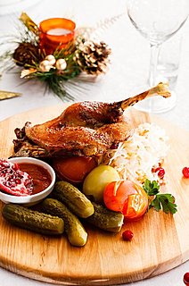 魚のフライに豚の丸焼き!? 知られざる! 世界のクリスマス料理事情