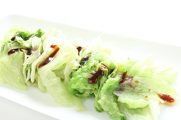 ゆでた野菜に、オイスターソースをとろり。中華のシンプルなひと皿