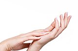 爪をつまんで10秒もむだけ?! シンプルすぎる！と話題の健康法「爪もみ」をご存じですか